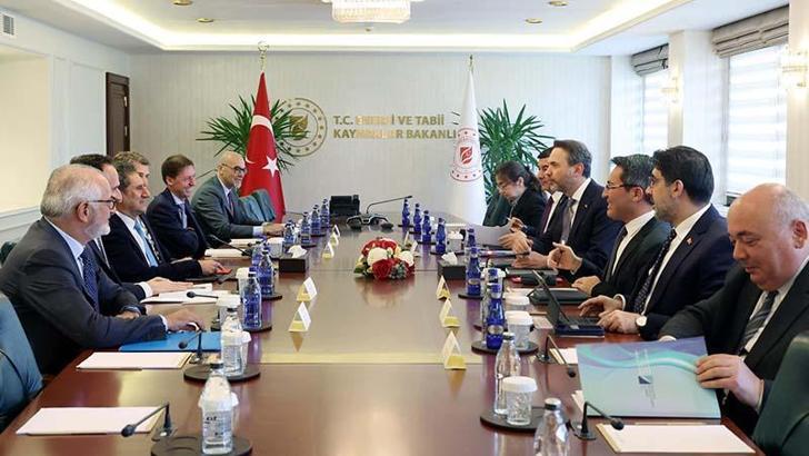 Bakan Bayraktar, IRENA Genel Direktörü La Camera ile bir araya geldi