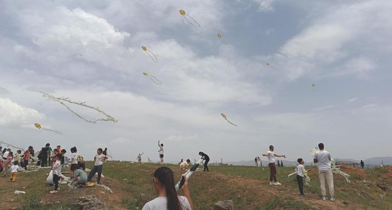 Gaziantep'te depremzede çocuklara uçurtma şenliği