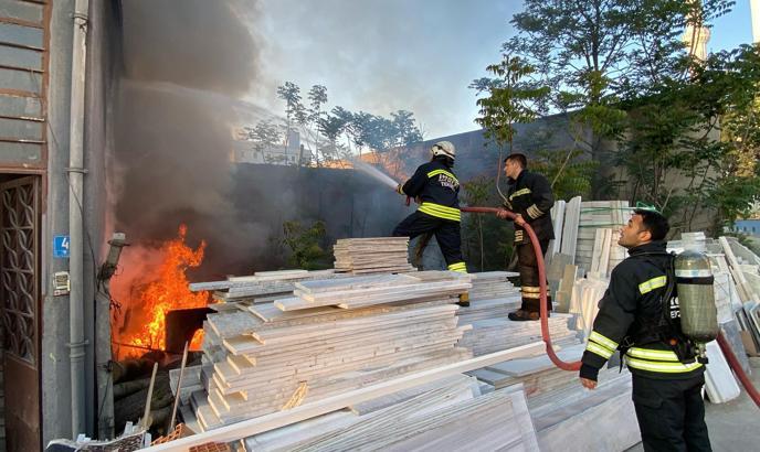 Arsada çıkan yangın, iş yerlerine sıçramadan söndürüldü
