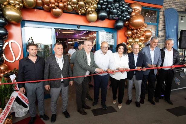 de la Pau Coffee and Bistro, servis robotlarıyla Balıkesir'de kapılarını açtı