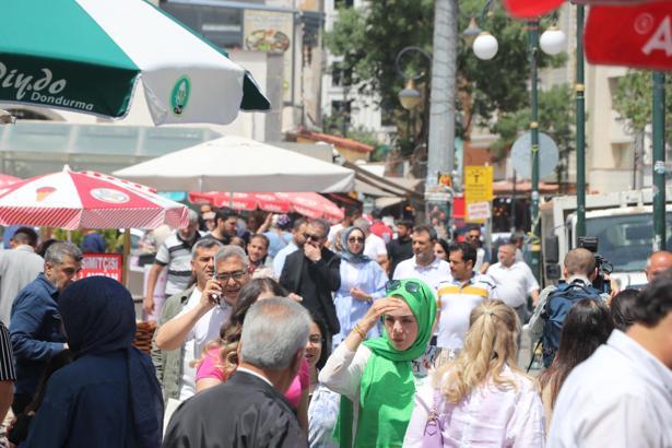 Terör örgütü PKK’nın fesih kararı sonrası Diyarbakır'da vatandaşlar halay çekti (2)
