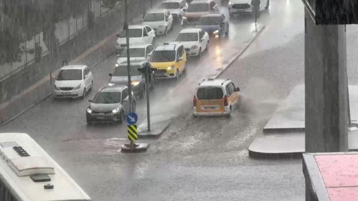 Diyarbakır’da sağanak; yollar suyla doldu, kırılan ağaç dalları araçların üzerine düştü