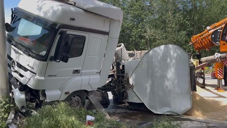Yem yüklü TIR devrildi, kara yolu 2 saat ulaşıma kapandı
