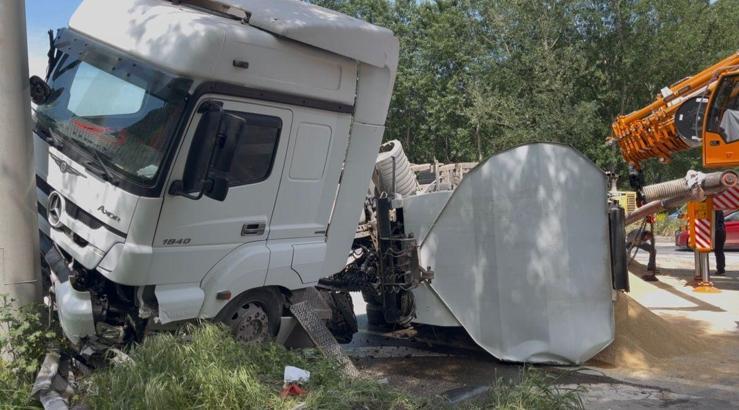 Yem yüklü TIR devrildi, kara yolu 2 saat ulaşıma kapandı