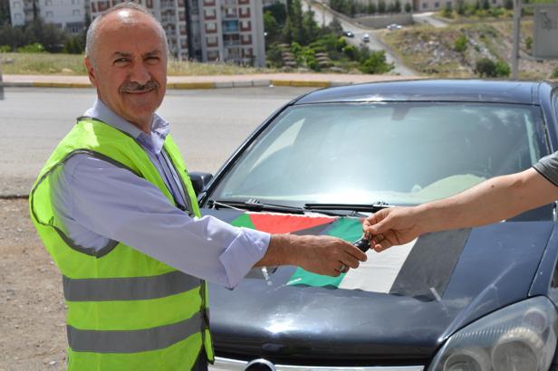 Filistinlilere destek için otomobilini bağışladı