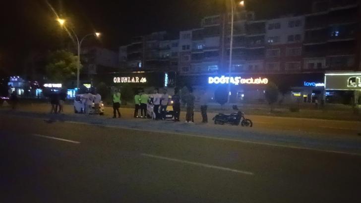 Otomobile çarpan motosikletteki polis memuru ve eşi yaralandı