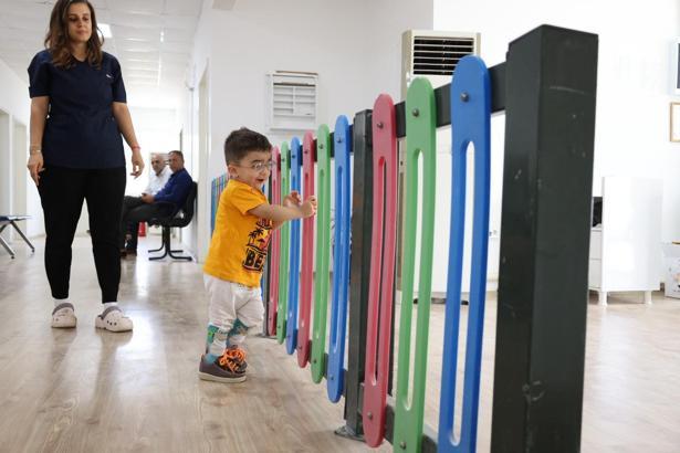 Hatay’da depremzede Eren, fizyoterapi ile ayağa kalktı