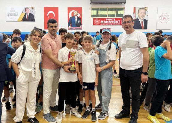 Genç sporcuların madalya sevinci