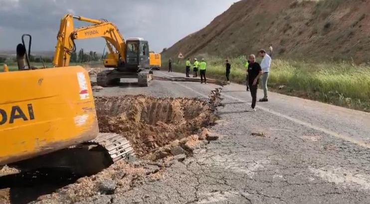 Batman'da çalışma sırasında yol çöktü
