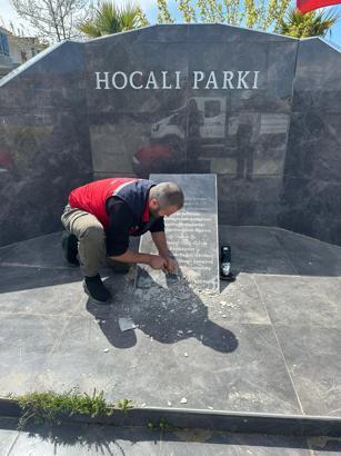 Hocalı Katliamı şehitlerinin anıldığı hitabeye zarar verildi
