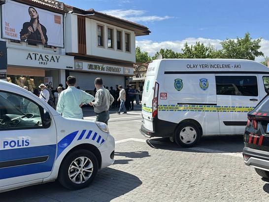 Uşak'ta kuyumcu dükkanına silahlı saldırı: 2 yaralı