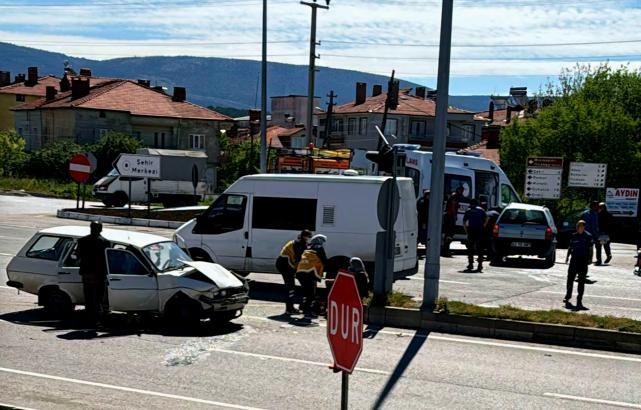 Domaniç’te trafik kazası; 5 yaralı