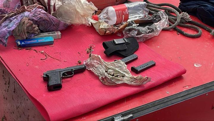 Temizlik görevlileri parkta 2 tabanca buldu