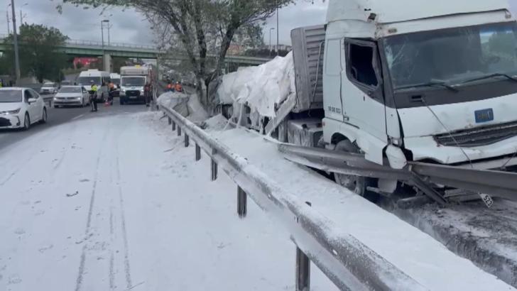 İstanbul - Zeytinburnu D-100'de alçı yüklü TIR bariyerlere çarptı; trafik yoğunluğu oluştu -1