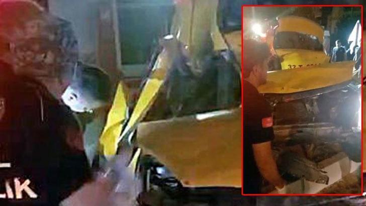 Taksi, ağaçlara ve elektrik direğine çarptı: 2 ölü