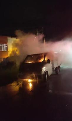 Park halindeki kamyonet yandı