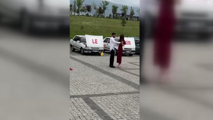 Kız arkadaşına, aynı marka ve model 8 otomobilin ön kaputlarındaki yazıyla evlilik teklif etti
