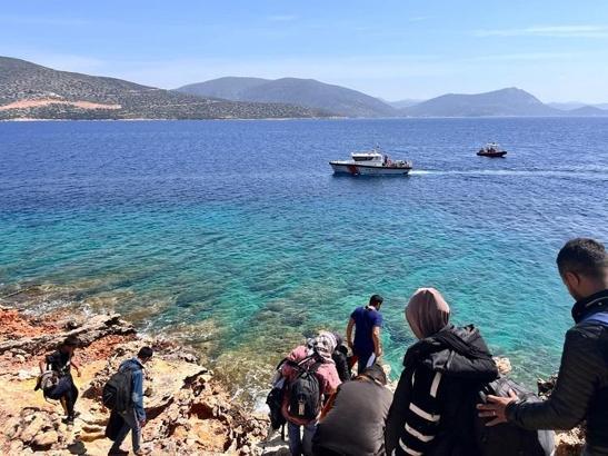 Bodrum'da 23 kaçak göçmen ile 1 göçmen kaçakçısı yakalandı