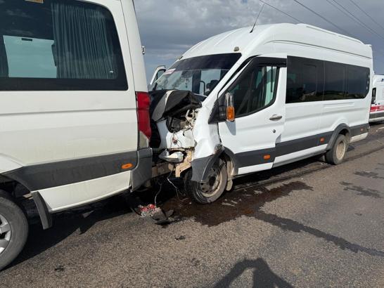 Öğretmenleri taşıyan 2 minibüs çarpıştı; 28 yaralı
