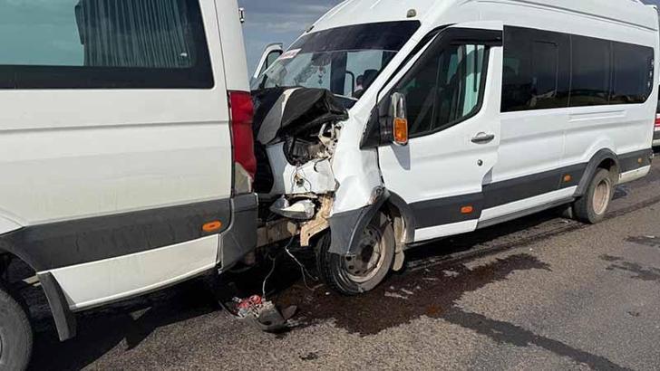 Öğretmenleri taşıyan 2 minibüs çarpıştı; 28 yaralı