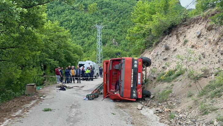Artvin'de sondaj kamyonu devrildi; 1 ölü, 2 yaralı