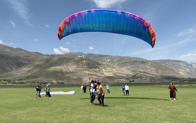 Engelli çocuklara, yamaç paraşütü eğitimi