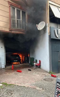İstanbul- Ataşehir'de tamirhanedeki otomobil alev alev yandı