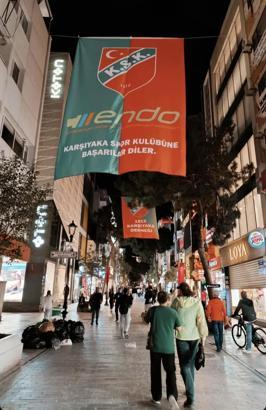 Karşıyaka bayraklarla donatıldı