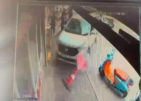 Hafif ticari araç bisikletliye çarpıp kaldırıma çıktı; yayalar son anda kurtuldu
