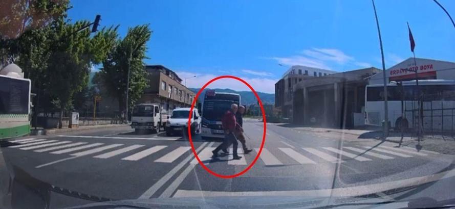 Minibüsüyle kırmızı ışıkta duran araçları geçip, yayalara rağmen yoluna devam etti