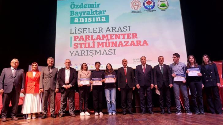 Trabzon'da Özdemir Bayraktar anısına münazara finali