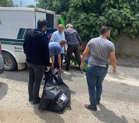 Annesini dövüp, boğdu