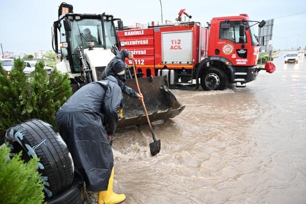 Kadirli'de sağanak; yolları su bastı