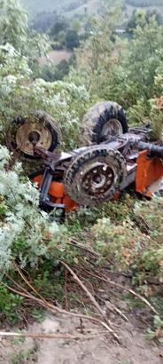 Devrilen traktörün altında kalan çiftçi hayatını kaybetti