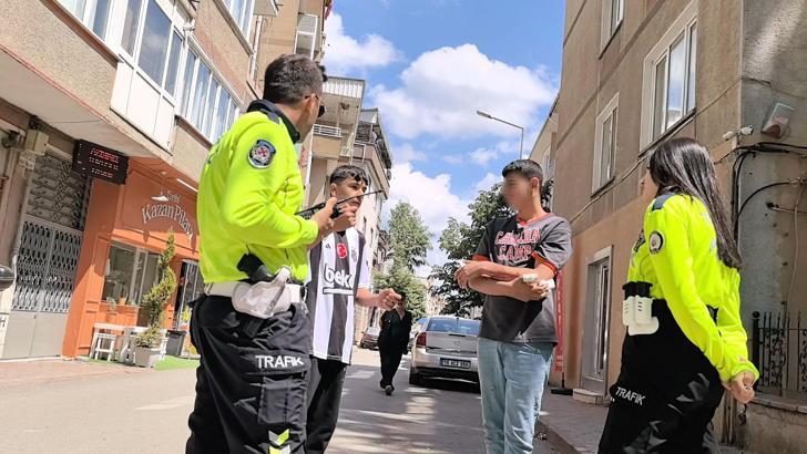Kaldırımda yürürken motosikletli şüphelinin bıçaklı saldırında yaralandı