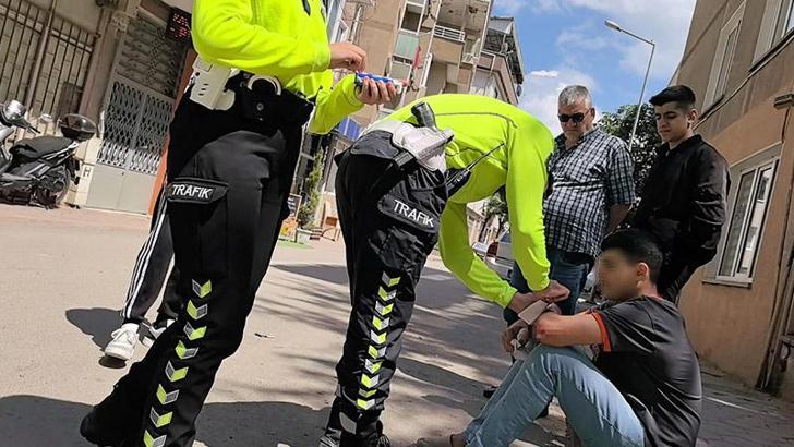 Kaldırımda yürürken motosikletli şüphelinin bıçaklı saldırısında yaralandı