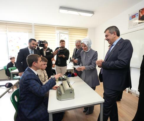 Bakanlar Tekin ve Göktaş'tan, görme engelli öğrencilere ziyaret