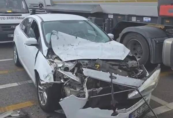 TIR’a arkadan çarpan otomobilin sürücüsü yaralandı