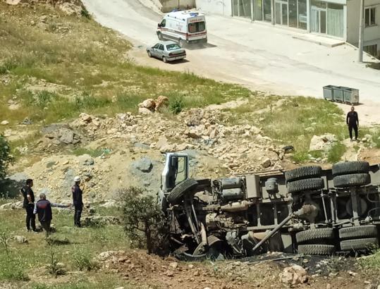 Mardin’de uçuruma yuvarlanan kamyonun sürücüsü yaralandı