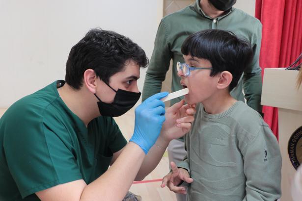 Kayseri'de görme engelli öğrencilere diş muayenesi