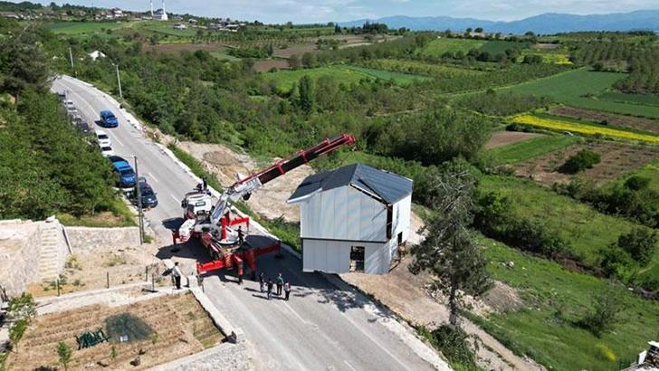 Yıkım kararı alınan bölgedeki çelik konstrüksiyon yapıyı vinçle taşıdı