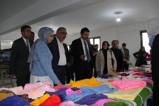 Karlıova’da, kadın kursiyerlerin el emeği ürünleri sergilendi