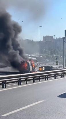 İstanbul- Bahçelievler D-100'de hafif ticari araçta çıkan yangın söndürüldü