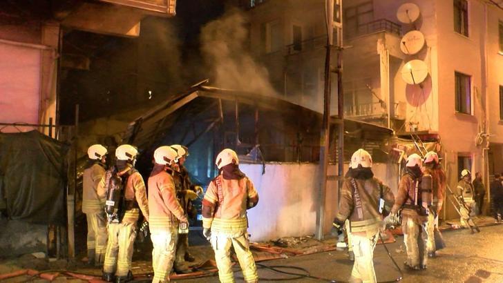 İstanbul - Ümraniye’de gecekondu yangını: bitişikteki binada mahsur kalanları itfaiye kurtardı