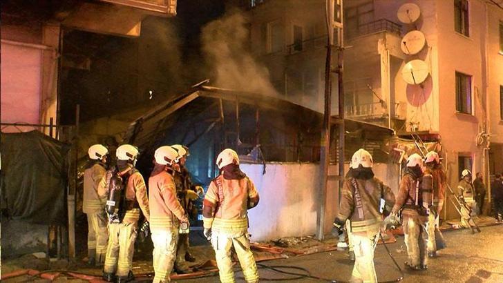 Ümraniye’de gecekondu yangını: Bitişikteki binada mahsur kalanları itfaiye kurtardı