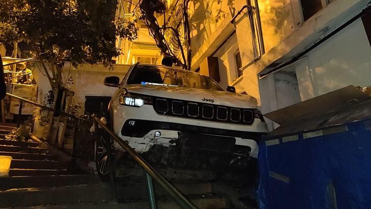 İstanbul - Beşiktaş'ta cip bina boşluğuna uçtu