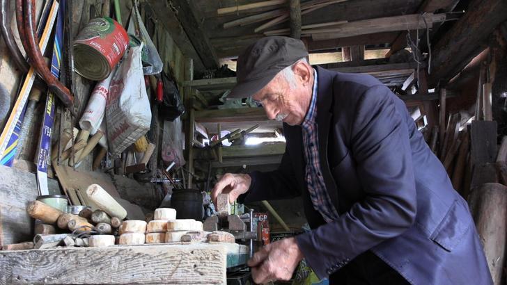 Samanlıkta tarım aletlerinin minyatürünü yapıyor