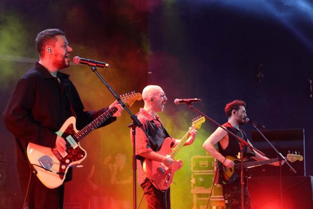 İEÜ Bahar Şenliği'nde 'Adamlar' rüzgarı esti