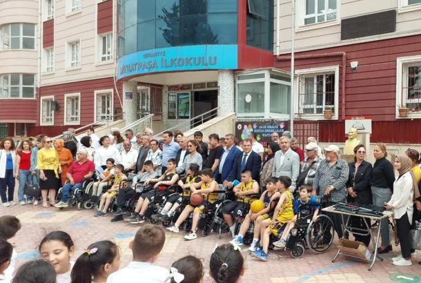 Harçlıklarıyla engellilere umut oldular