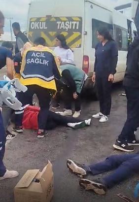 Öğrenci servis minibüsü, TIR’a çarptı: 9 yaralı
